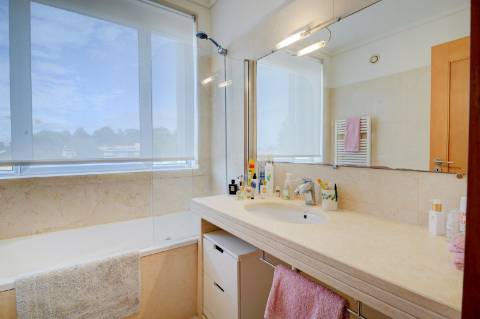 T3 com 2 suítes e 3 lugares de garagem no Aviz, Porto