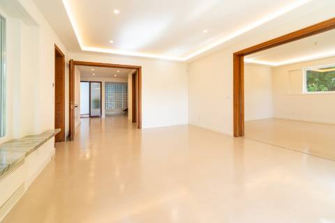 Moradia T6 renovada com jardim e piscina para arrendamento