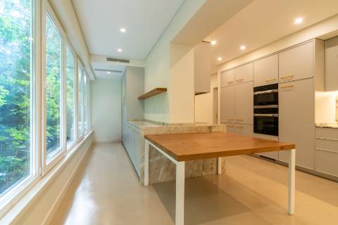 Moradia T6 renovada com jardim e piscina para arrendamento