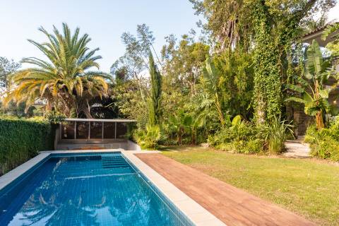 Moradia T6 renovada com jardim e piscina para arrendamento