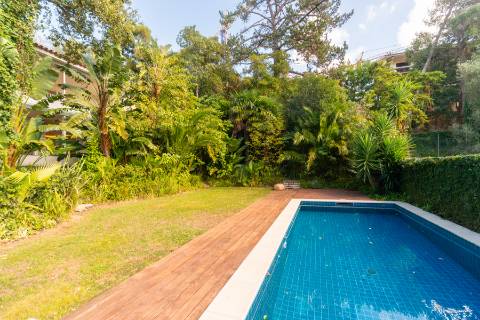 Moradia T6 renovada com jardim e piscina para arrendamento