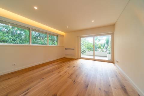 Moradia T6 renovada com jardim e piscina para arrendamento