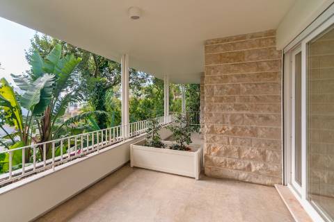 Moradia T6 renovada com jardim e piscina para arrendamento