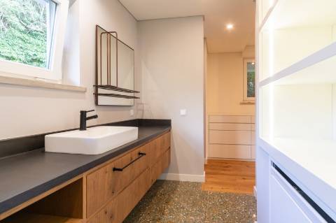 Moradia T6 renovada com jardim e piscina para arrendamento