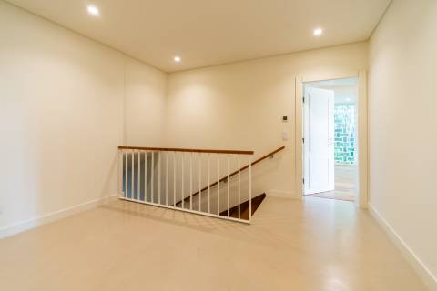 Moradia T6 renovada com jardim e piscina para arrendamento