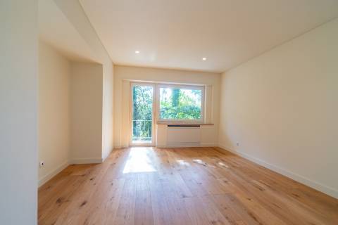 Moradia T6 renovada com jardim e piscina para arrendamento