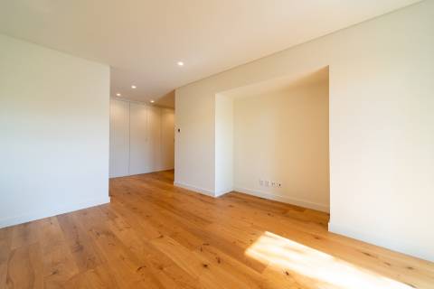 Moradia T6 renovada com jardim e piscina para arrendamento