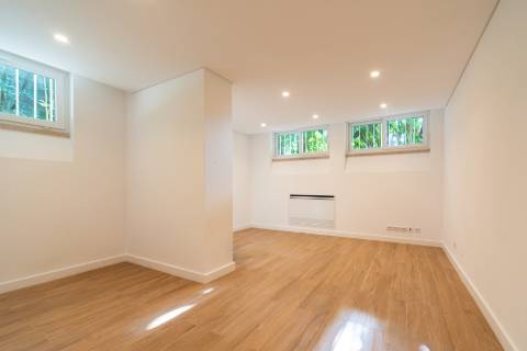 Moradia T6 renovada com jardim e piscina para arrendamento