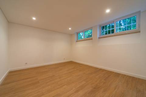 Moradia T6 renovada com jardim e piscina para arrendamento