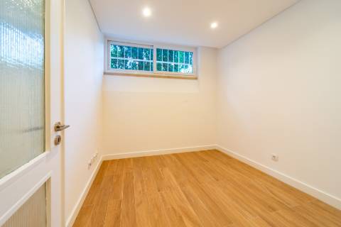 Moradia T6 renovada com jardim e piscina para arrendamento