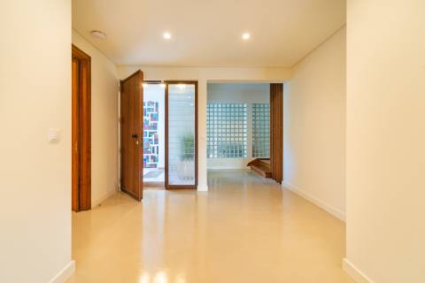 Moradia T6 renovada com jardim e piscina para arrendamento