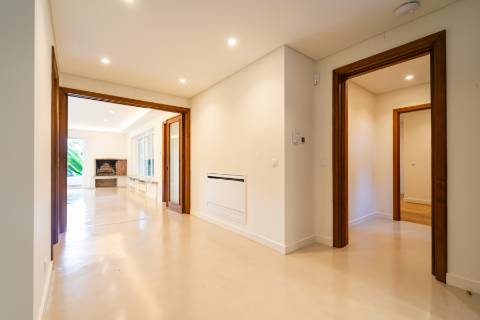 Moradia T6 renovada com jardim e piscina para arrendamento