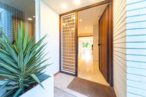 Moradia T6 renovada com jardim e piscina para arrendamento