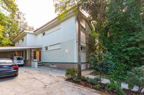 Moradia T6 renovada com jardim e piscina para arrendamento