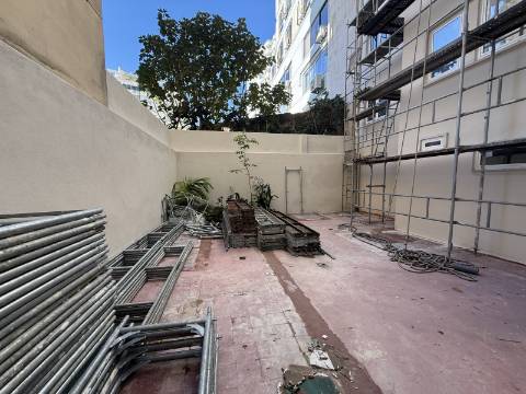 Apartamento para recuperar junto ás Amoreiras