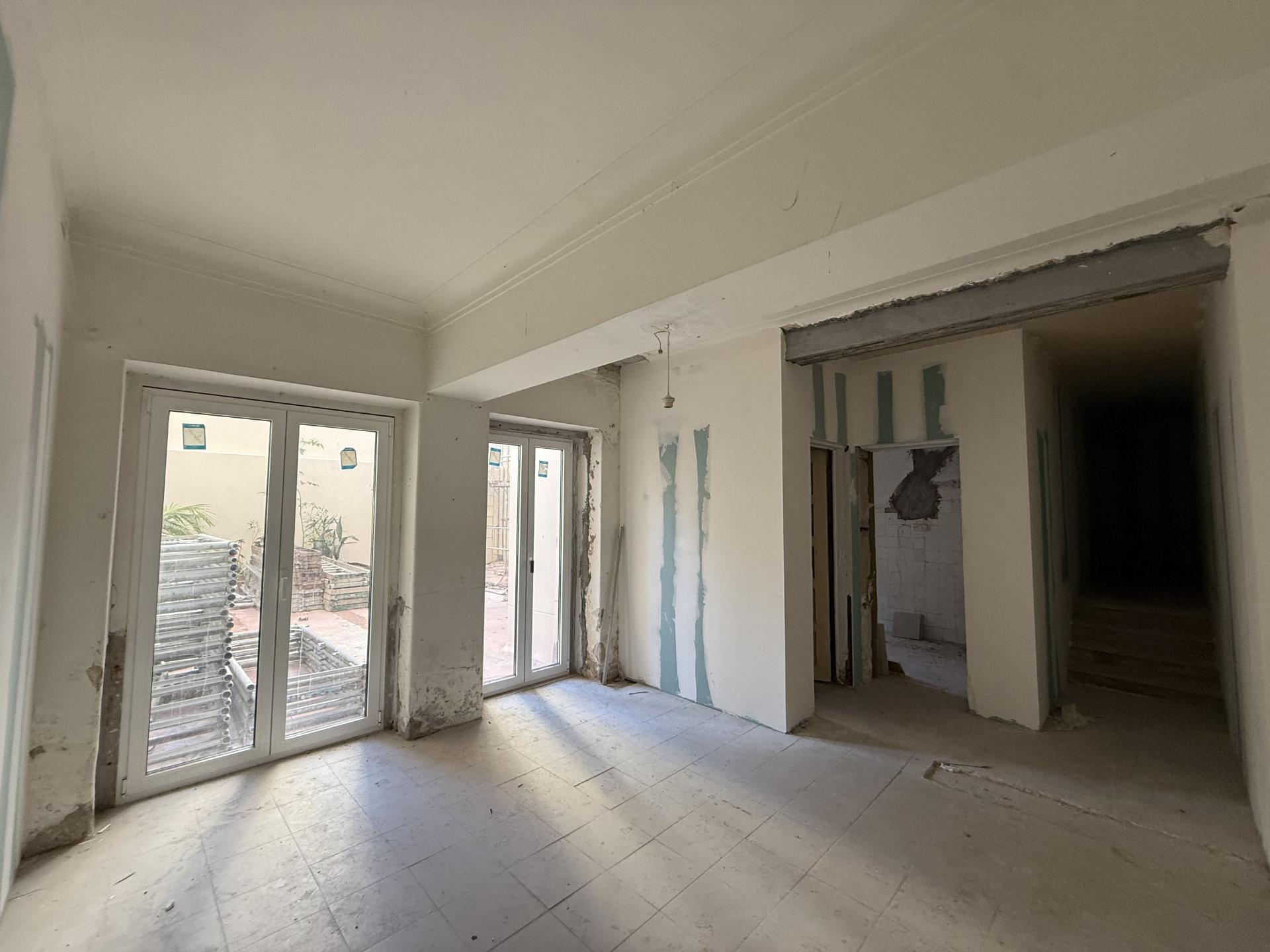 Apartamento para recuperar junto ás Amoreiras