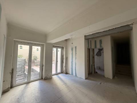 Apartamento para recuperar junto ás Amoreiras