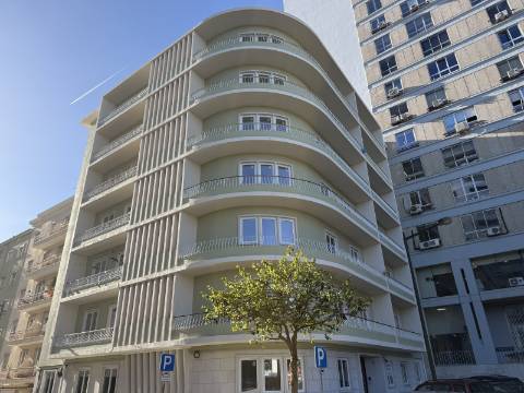 Apartamento para recuperar junto ás Amoreiras