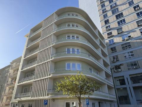 Apartamento para recuperar junto ás Amoreiras