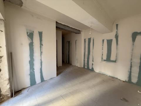 Apartamento para recuperar junto ás Amoreiras