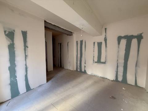 Apartamento para recuperar junto ás Amoreiras