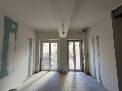 Apartamento para recuperar junto ás Amoreiras