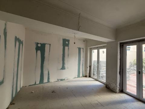 Apartamento para recuperar junto ás Amoreiras