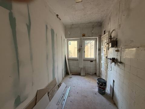 Apartamento para recuperar junto ás Amoreiras