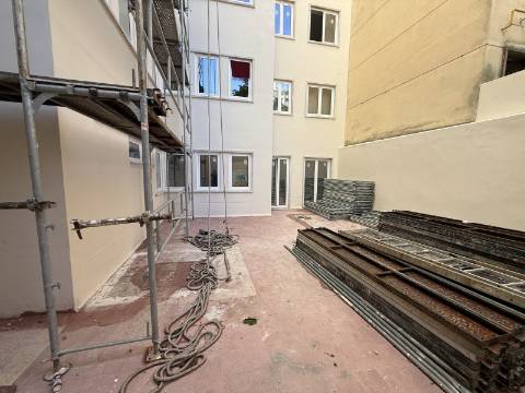 Apartamento para recuperar junto ás Amoreiras