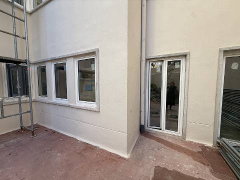 Apartamento para recuperar junto ás Amoreiras