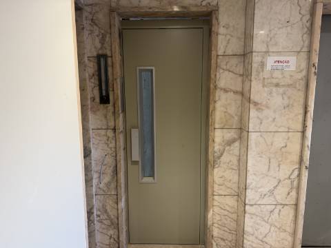 Apartamento para recuperar junto ás Amoreiras