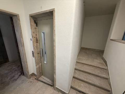 Apartamento para recuperar junto ás Amoreiras