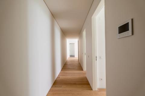 Apartamento T2 com lugar de garagem e arrecadação nas Amoreiras