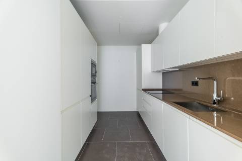 Apartamento T2 com lugar de garagem e arrecadação nas Amoreiras