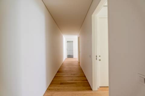 Apartamento T2 com lugar de garagem e arrecadação nas Amoreiras