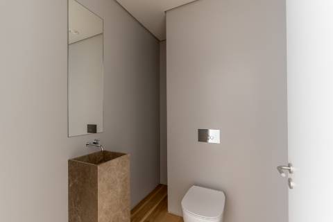 Apartamento T2 com lugar de garagem e arrecadação nas Amoreiras