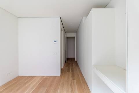 Apartamento T2 com lugar de garagem e arrecadação nas Amoreiras