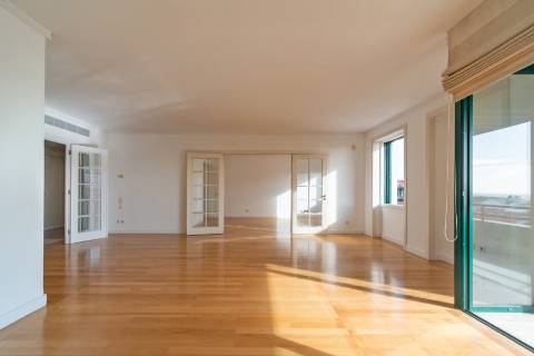 T3+2 em condominio de prestigio nas Amoreiras, com terraço e vista de Rio