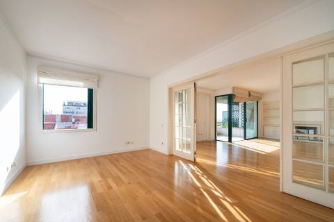 T3+2 em condominio de prestigio nas Amoreiras, com terraço e vista de Rio