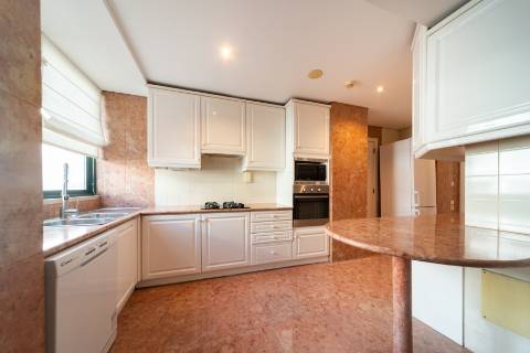 T3+2 em condominio de prestigio nas Amoreiras, com terraço e vista de Rio