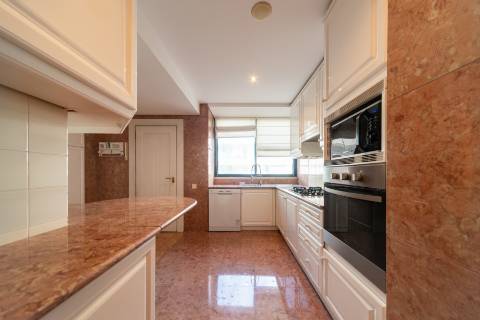 T3+2 em condominio de prestigio nas Amoreiras, com terraço e vista de Rio