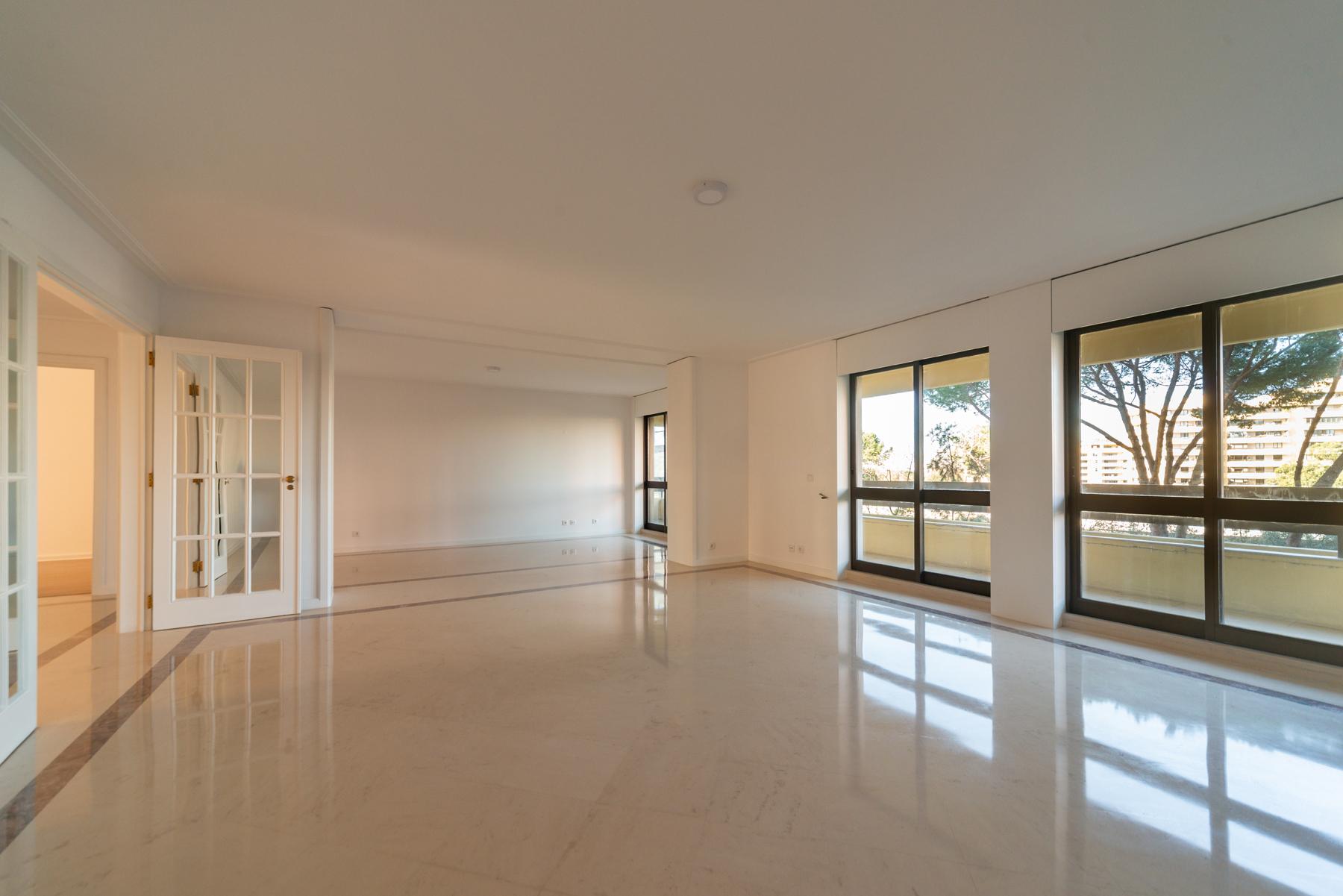 T 3 com amplas varandas em condomínio com piscina