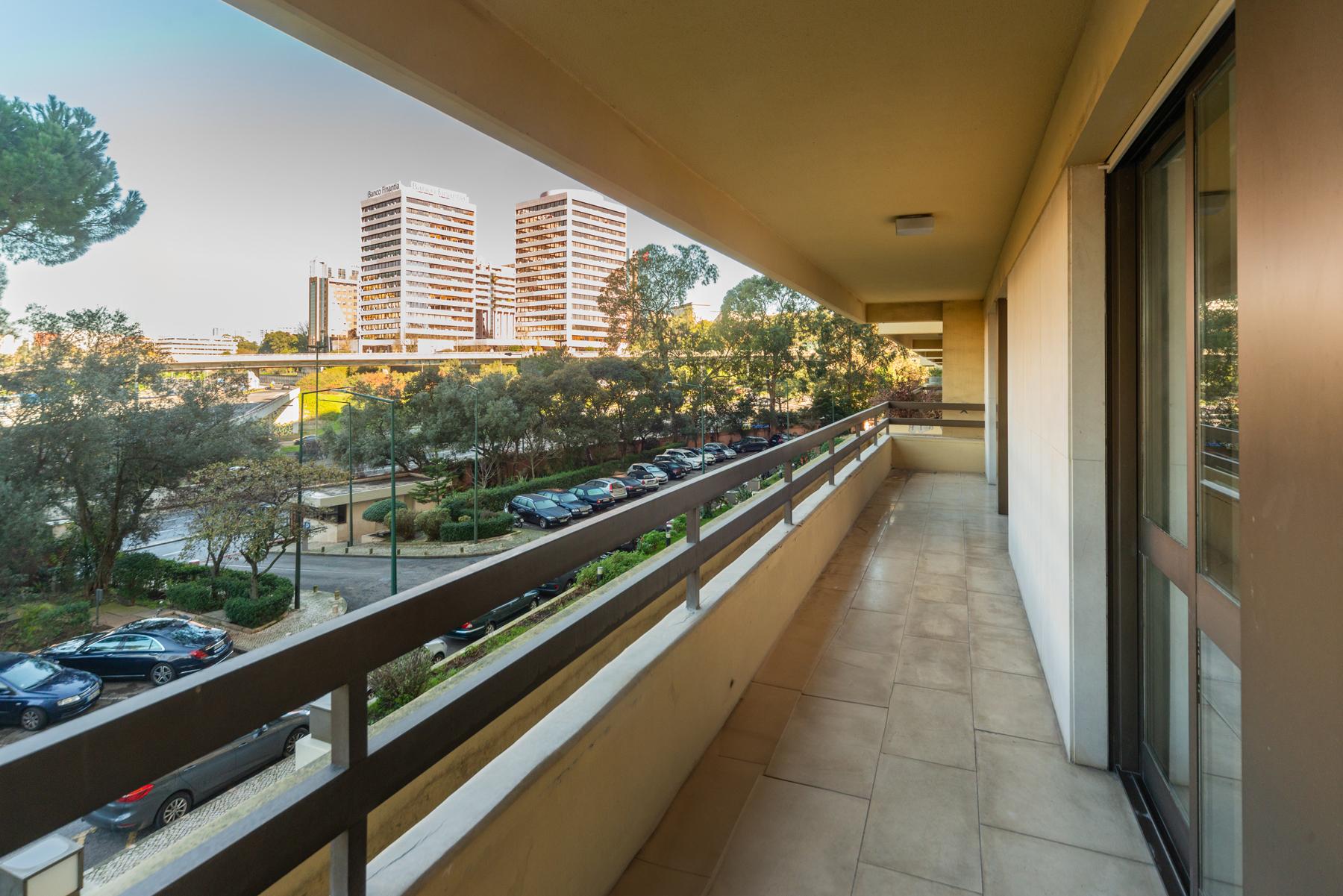 T 3 com amplas varandas em condomínio com piscina