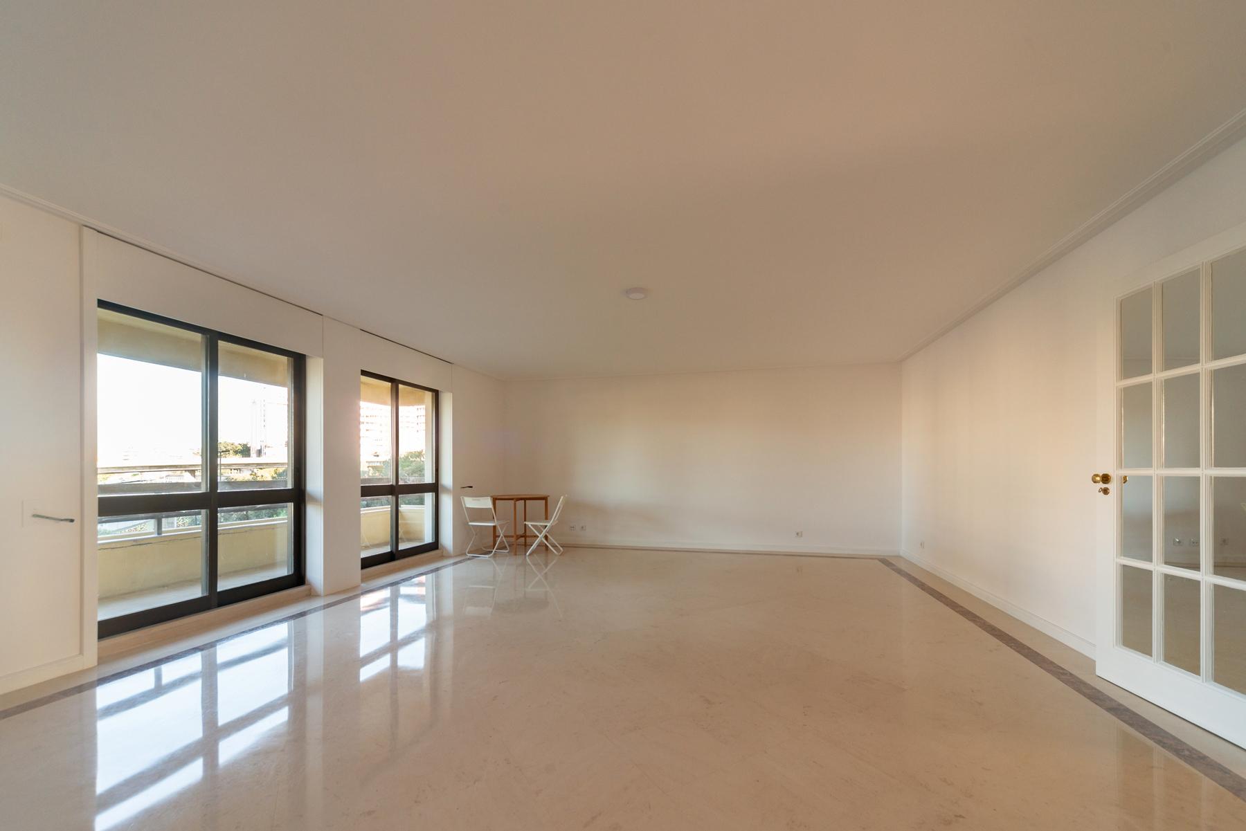 T 3 com amplas varandas em condomínio com piscina