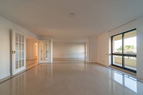 T 3 com amplas varandas em condomínio com piscina