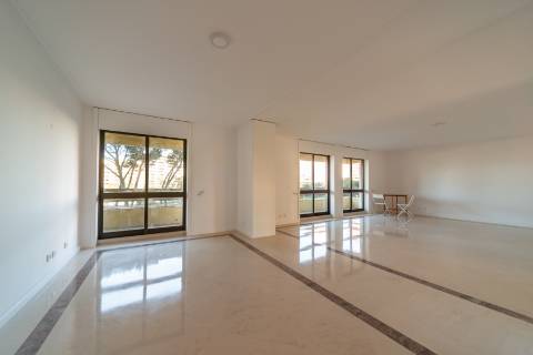 T 3 com amplas varandas em condomínio com piscina