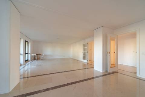 T 3 com amplas varandas em condomínio com piscina