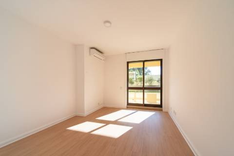 T 3 com amplas varandas em condomínio com piscina