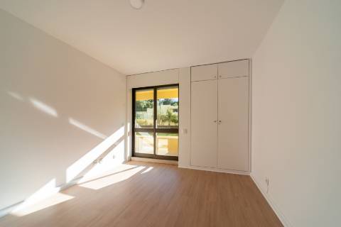 T 3 com amplas varandas em condomínio com piscina