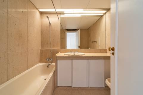 T 3 com amplas varandas em condomínio com piscina